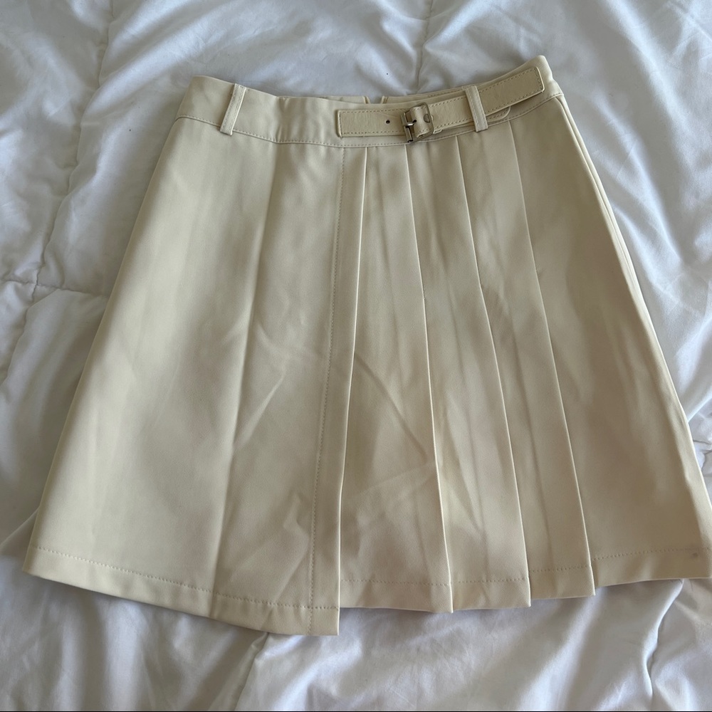 Small Cream Korean Pleated Skirt with Belt and Zipper